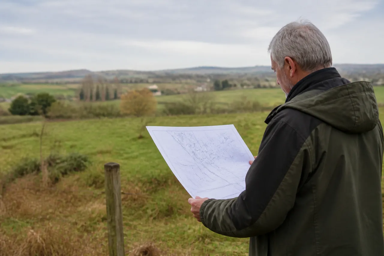Géomètre-expert consultant un plan de bornage