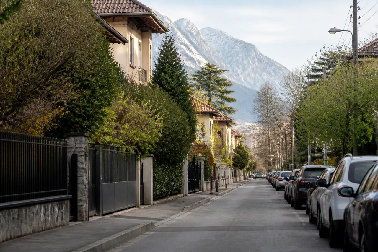 Rue calme d'un quartier sûr à Grenoble