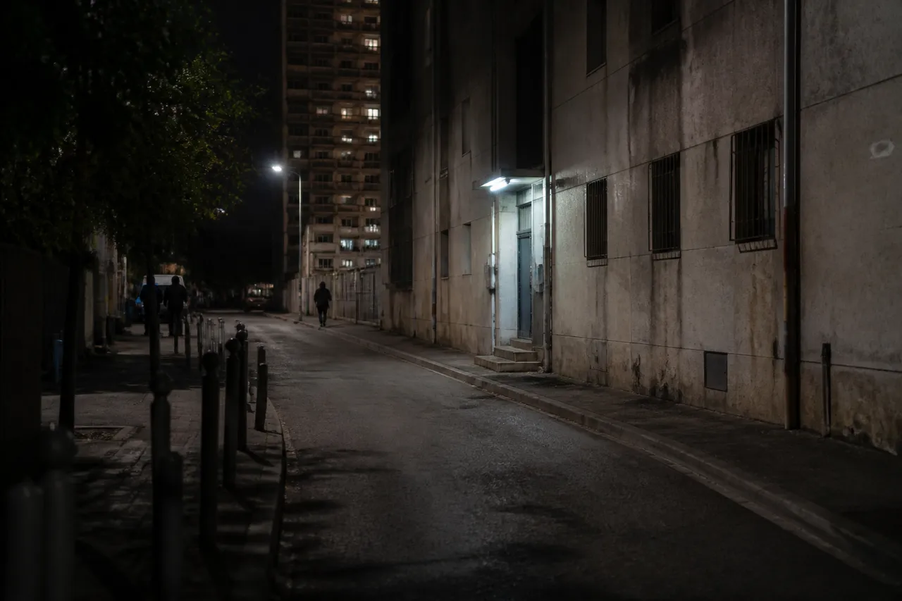 Rue sombre d'un quartier chaud de Marseille